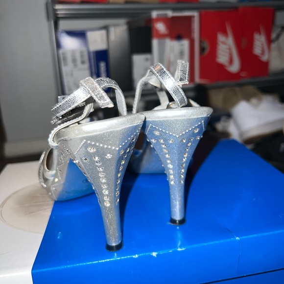 Silver Heels - Picture 5 of 5